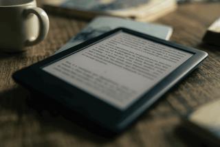 E-Reader PocketBook am Tisch liegend